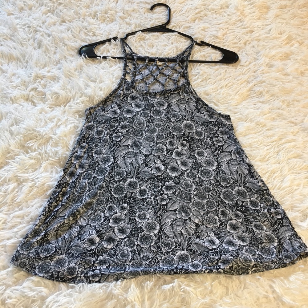 𝗧𝗿𝗼𝗽𝗶𝗰𝗮𝗹 𝗙𝗹𝗼𝘄𝘆 𝗧𝗮𝗻𝗸 𝗧𝗼𝗽